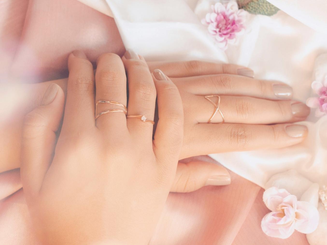 Dettagli di una manicure professionale realizzata con tecniche avanzate